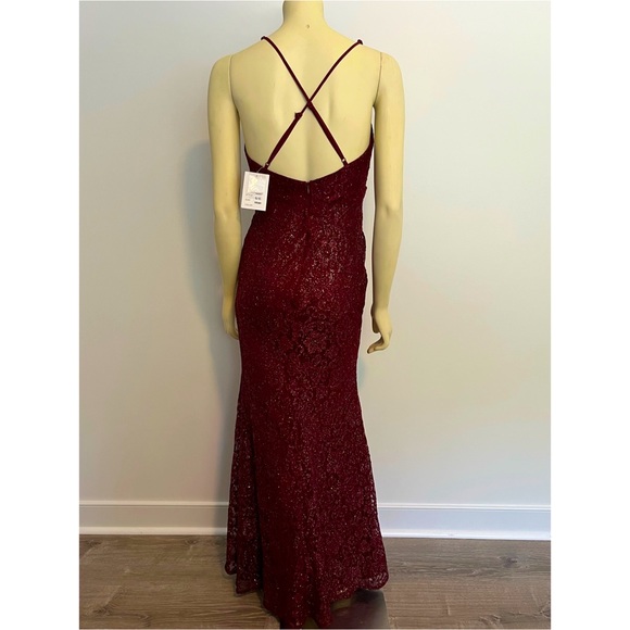 Elegant Evening Gown - Picture 2 of 3